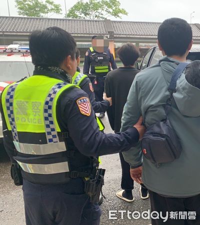 ▲▼9人座雪隧內左後輪爆胎，擊中後2車擋風玻璃，11非法移工曝光。（圖／記者游芳男翻攝，下同）