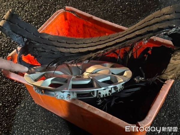 ▲▼9人座雪隧內左後輪爆胎，擊中後2車擋風玻璃，11非法移工曝光。（圖／記者游芳男翻攝，下同）