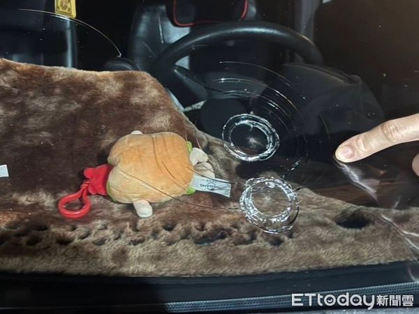 ▲▼9人座雪隧內左後輪爆胎，擊中後2車擋風玻璃，11非法移工曝光。（圖／記者游芳男翻攝，下同）