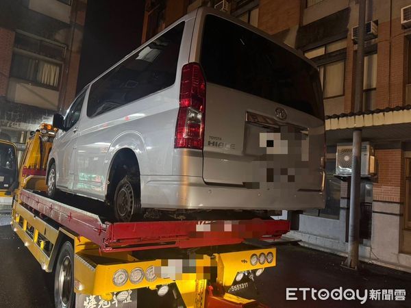 ▲▼9人座雪隧內左後輪爆胎，擊中後2車擋風玻璃，11非法移工曝光。（圖／記者游芳男翻攝，下同）