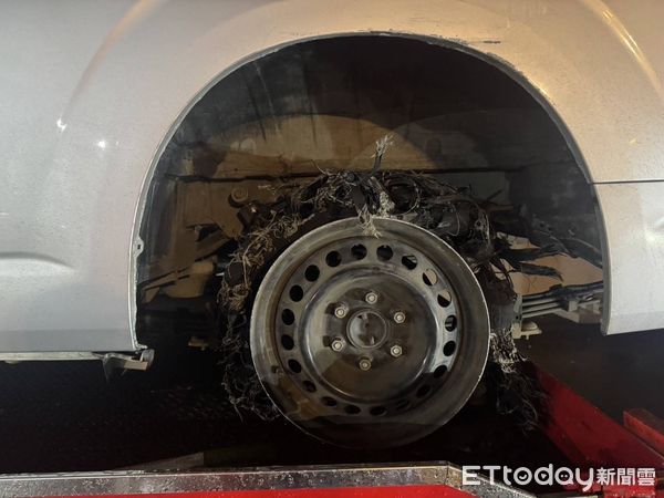 ▲▼9人座雪隧內左後輪爆胎，擊中後2車擋風玻璃，11非法移工曝光。（圖／記者游芳男翻攝，下同）