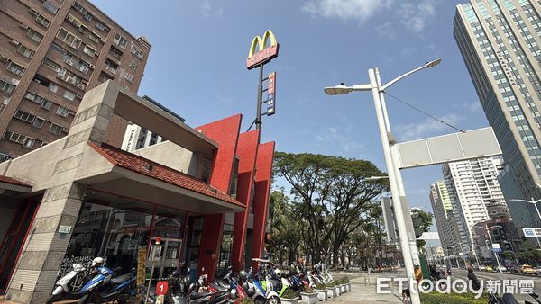 ▼高雄, 巨蛋,博愛路,麥當勞            。（圖／記者張雅雲攝）