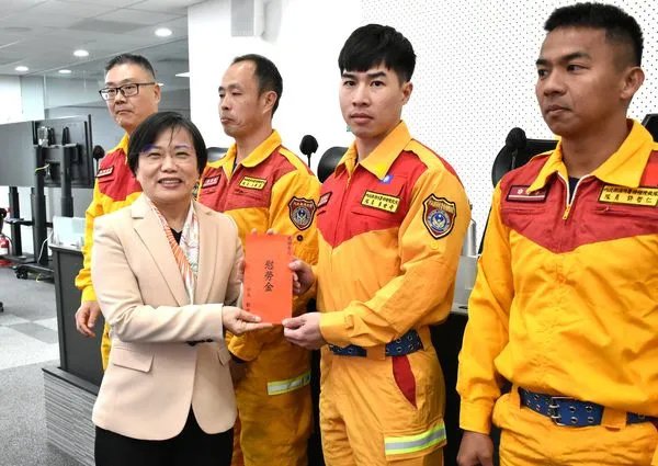 ▲▼內政部長劉世芳表揚「馬博橫斷烏拉孟斷崖山難搜救人員」。（圖／內政部長提供）