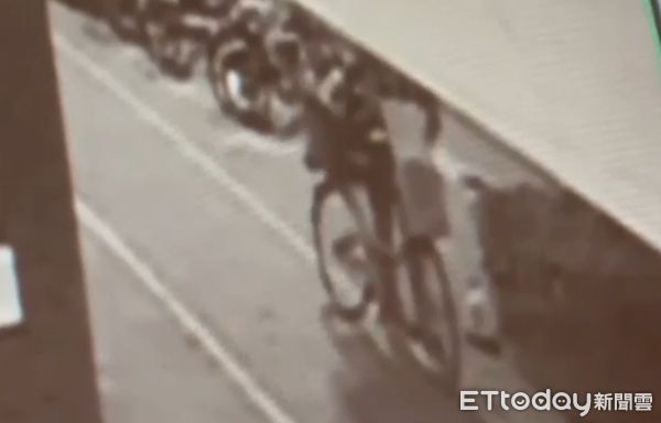 ▲▼清潔工「生財工具」用垃圾袋包裹，鐵馬男誤以為廢品觸竊盜罪。（圖／記者邱中岳翻攝）