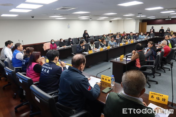 ▲台南市議員林美燕、曾培雅、執行長歐政豪、盧崑福、林冠維，聯合台南市各總工會團體代表，具體要求社會局改善繁瑣補助流程，減輕基層工會的作業負擔。（圖／記者林東良翻攝，下同）