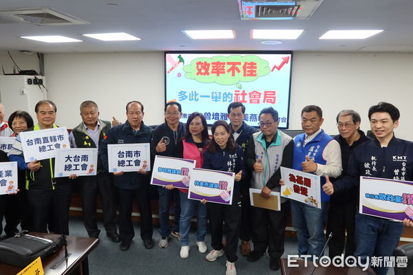 ▲台南市議員林美燕、曾培雅、執行長歐政豪、盧崑福、林冠維，聯合台南市各總工會團體代表，具體要求社會局改善繁瑣補助流程，減輕基層工會的作業負擔。（圖／記者林東良翻攝，下同）