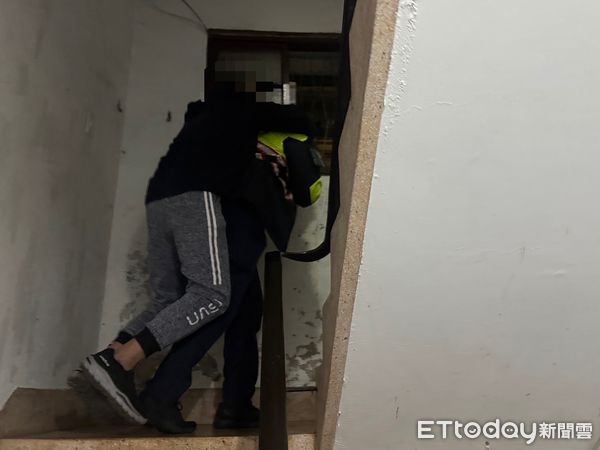 ▲警員協助罹患帕金森氏症的男子返家（圖／記者陸運陞翻攝）