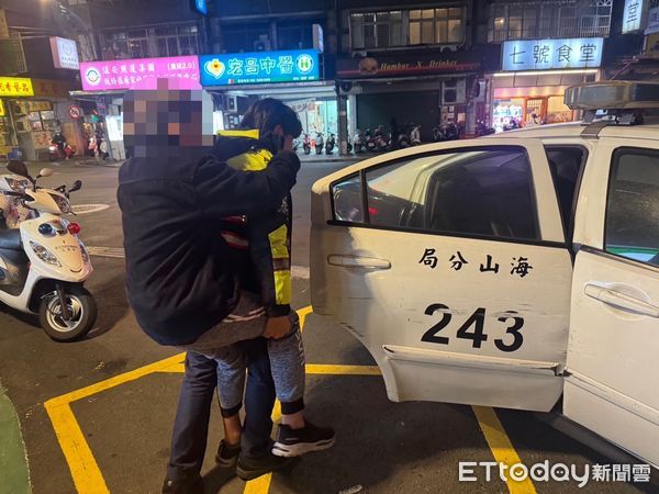 ▲警員協助罹患帕金森氏症的男子返家（圖／記者陸運陞翻攝）