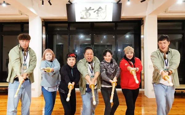 ▲郭泓志(左起)、金智娟、謝麗金、卜學亮、況明潔、高慧君、姚元浩一起學劍道。（圖／好看娛樂）