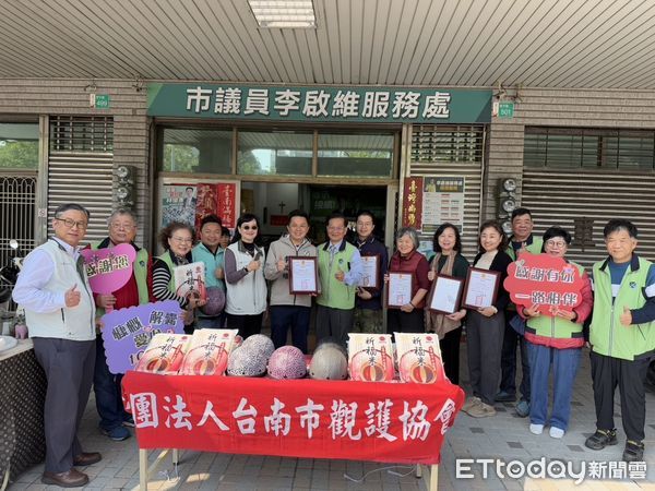 ▲台南市議員李啟維服務處結合社會善心人士及熱心公益企業，捐助近千公斤白米及15萬餘元扶助金給台南市觀護協會。（圖／記者林東良翻攝，下同）