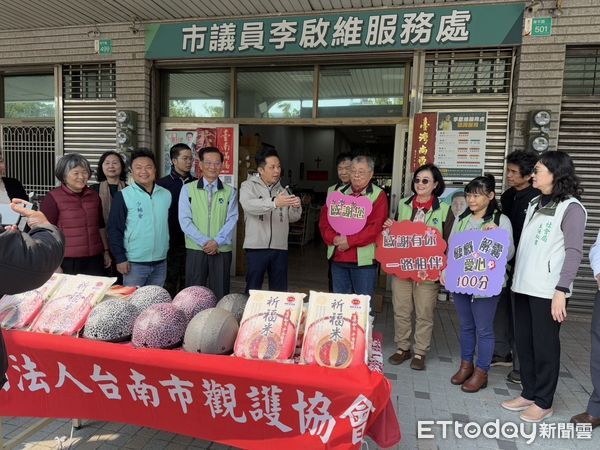 ▲台南市議員李啟維服務處結合社會善心人士及熱心公益企業，捐助近千公斤白米及15萬餘元扶助金給台南市觀護協會。（圖／記者林東良翻攝，下同）