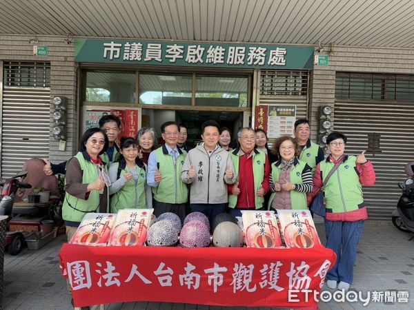 ▲台南市議員李啟維服務處結合社會善心人士及熱心公益企業，捐助近千公斤白米及15萬餘元扶助金給台南市觀護協會。（圖／記者林東良翻攝，下同）