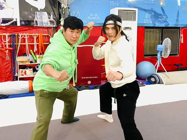 ▲胡瓜跟奇軒討教。（圖／下面一位）