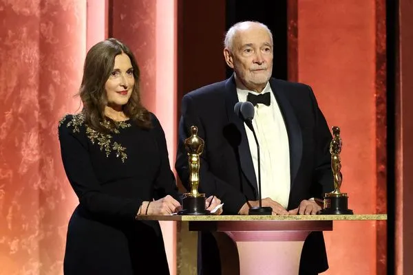 代表布洛柯利家族長年以來經營龐德電影的芭芭拉布洛柯利（左）跟麥克G威爾森（右），正式宣佈未來不再參與龐德電影的製作，而是讓亞馬遜全權處理。（東方IC）