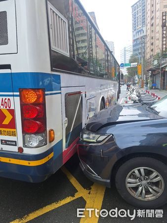 ▲李姓警員駕駛警車操作不慎，撞上等待紅燈的公車。（圖／記者陸運陞翻攝）