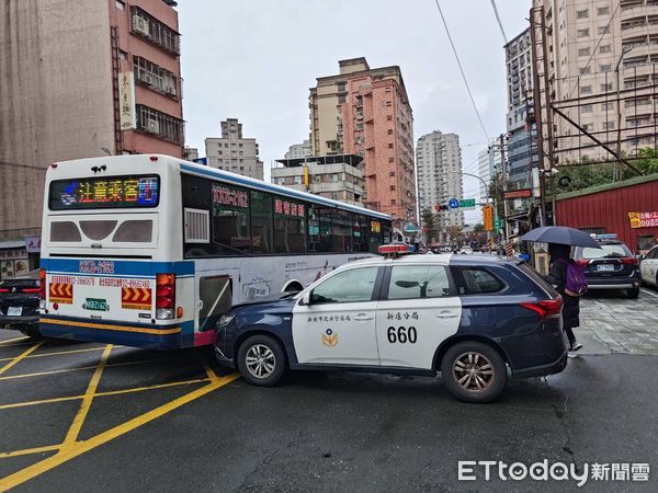 ▲李姓警員駕駛警車操作不慎，撞上等待紅燈的公車。（圖／記者陸運陞翻攝）