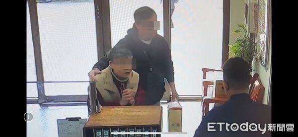 ▲▼彰化正妹女警暖送迷路阿嬤回家。（圖／記者唐詠絮翻攝）