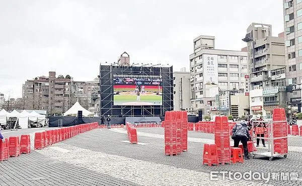 ▲中華隊參加2025 WBCQ經典賽資格賽，桃園市政府在市府前廣場今晚起連續3天舉辦直播派對。（圖／記者沈繼昌攝）