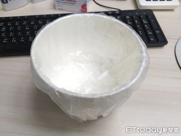 ▲診所櫃檯「直接發紙碗」！醫示警發病快：忍都忍不住。（圖／陳敬倫醫師授權提供）