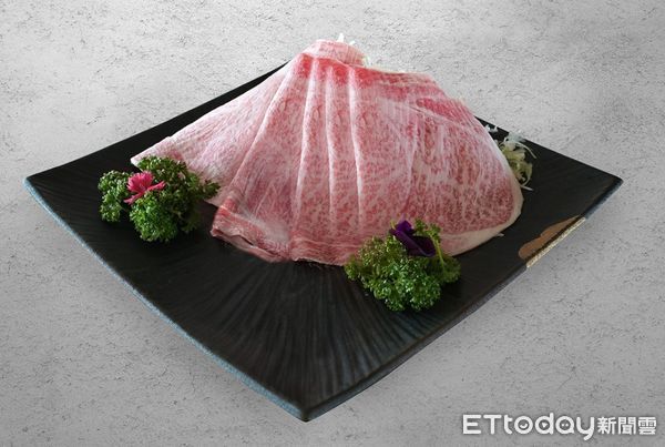 ▲高雄福華大飯店Smile One精緻涮涮鍋A5頂級黑毛和牛。（圖／高雄福華提供）