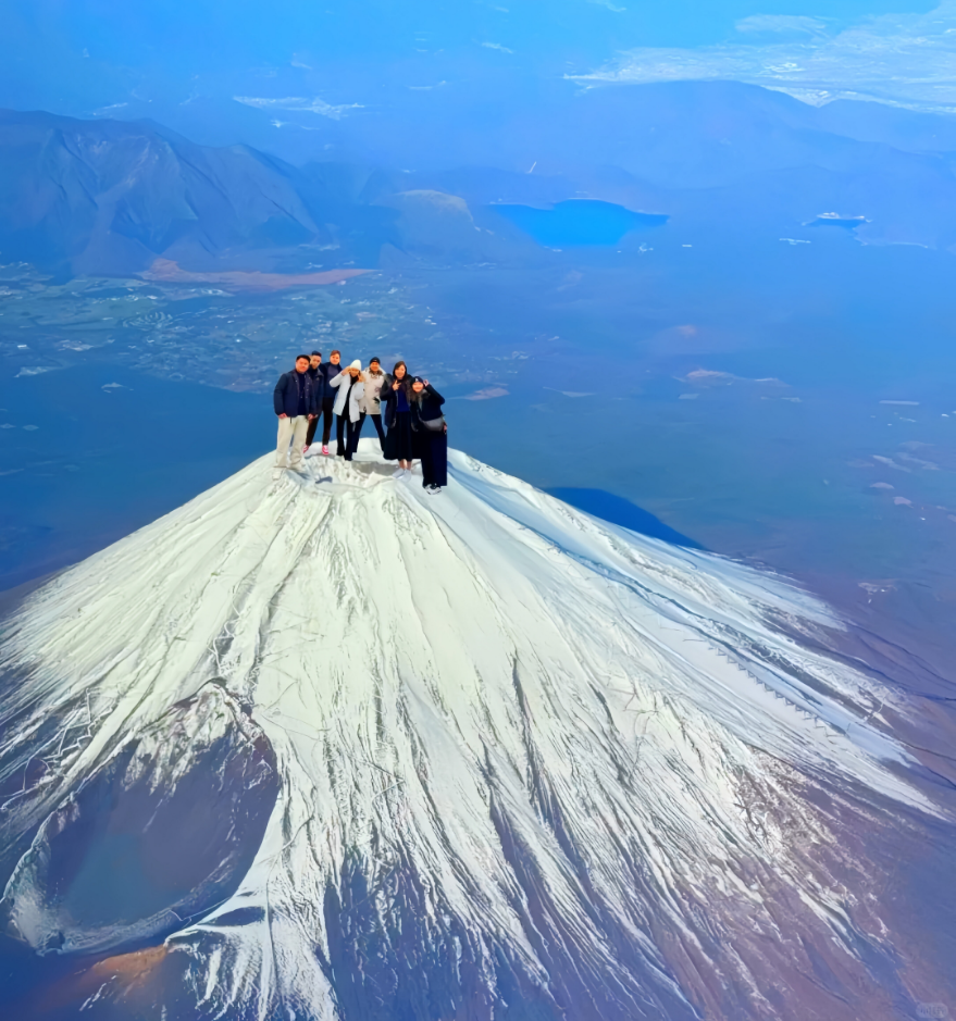 ▲▼中國網友在小紅書分享他和朋友「登頂」日本富士山。（圖／翻攝自X）