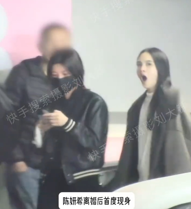 ▲陳妍希離婚後首露面。（圖／翻攝自微博）