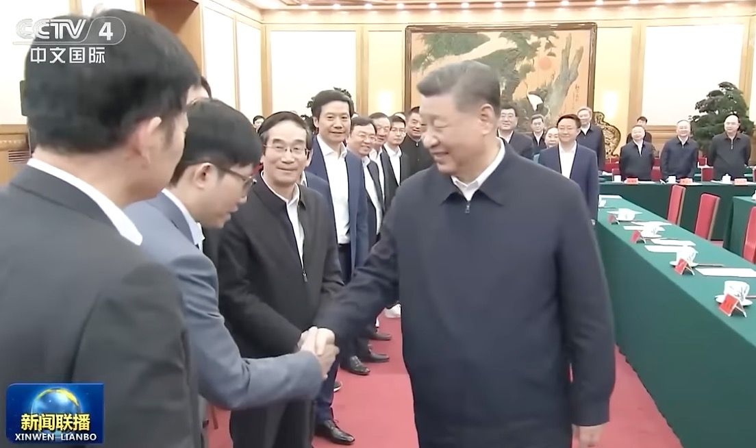 ▲▼  大陸國家主席習近平17日在北京人民大會堂東大廳出席「民營企業座談會」，任正非、馬雲、雷軍、馬化騰及王傳福，新一代梁文峰、王興興    。（圖／翻攝 央視）