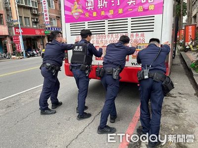 公車拋錨路卡路中!桃園警民合作「連手推車」超暖畫面曝