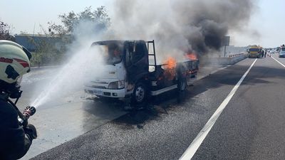 快訊/國1彰化段火燒車!紙箱起火貨車剩鐵架 駕駛急逃命