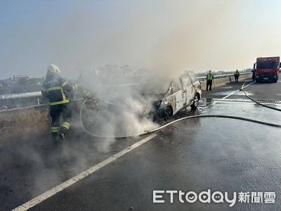 台82轎車起火!整輛車燒成廢鐵 警消急灌救
