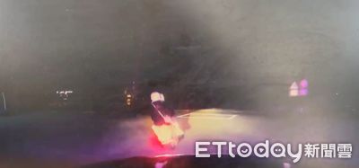 苗栗高中生遮牌載女同學！蛇行闖紅燈畫面曝　警圍捕開46張罰單