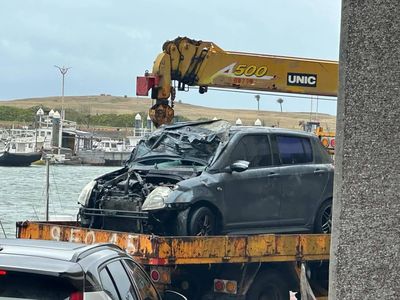 新竹南寮漁港汽車落海！現場救援畫面曝　駕駛自行脫困游上岸
