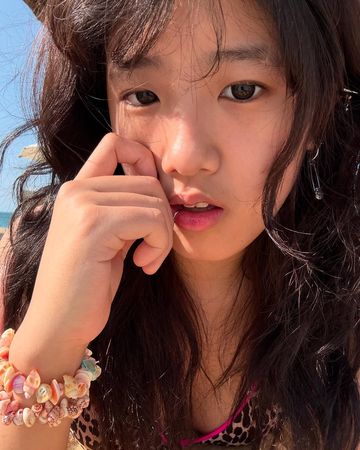 ▲梧桐妹穿著豹紋比基尼，趴在沙灘上。（圖／翻攝自Instagram／angelsun619）