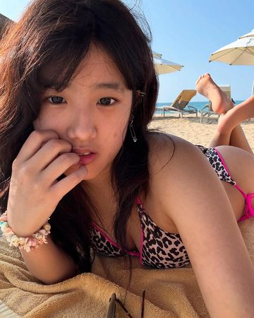 ▲梧桐妹穿著豹紋比基尼，趴在沙灘上。（圖／翻攝自Instagram／angelsun619）