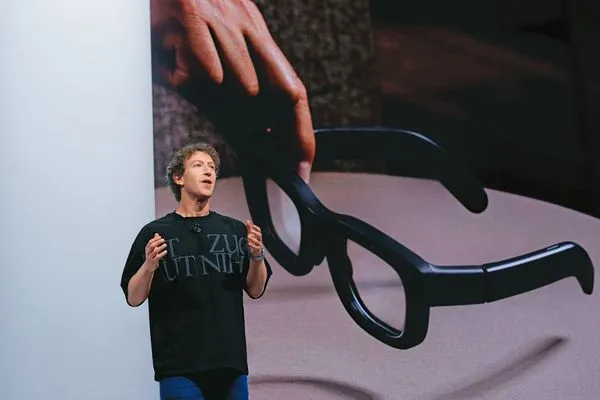 Meta（臉書）執行長祖克柏在年度開發者大會上展示，與太陽眼鏡大咖雷朋（Ray-Ban）合作推出的AI眼鏡，成功引爆銷售熱潮。（達志影像）