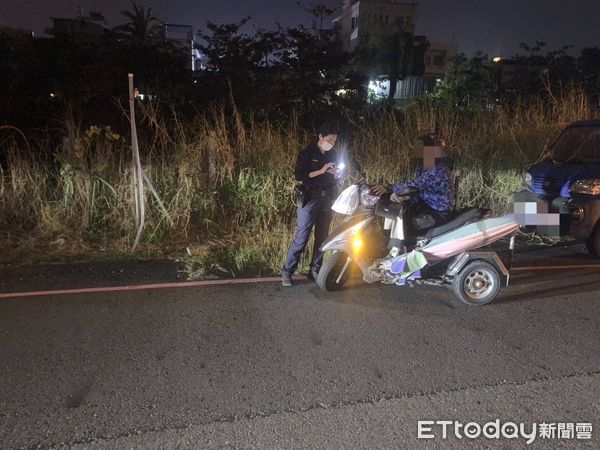 ▲東港警分局東港派出所警員廖家豪、警員吳享諾找到鄭男手機             。（圖／記者陳崑福翻攝）