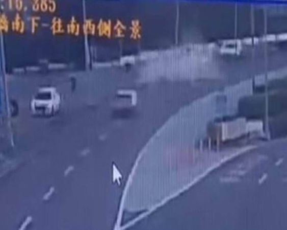 ▲BMW駕車操作不當失控波及4車。（圖／民眾提供）