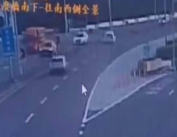 ▲BMW駕車操作不當失控波及4車。（圖／民眾提供）