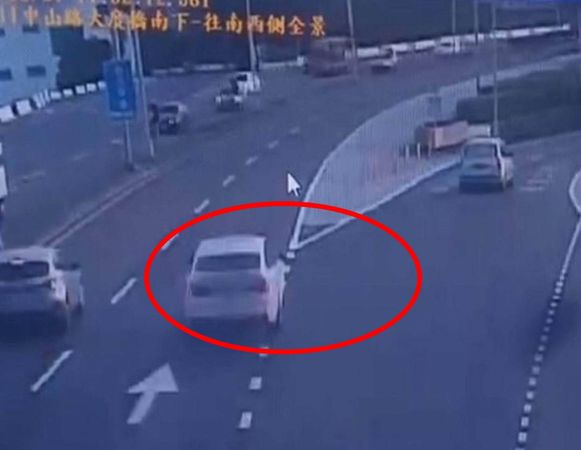 ▲BMW駕車操作不當失控波及4車。（圖／民眾提供）