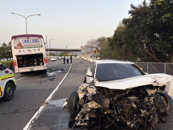 ▲BMW駕車操作不當失控波及4車。（圖／民眾提供）