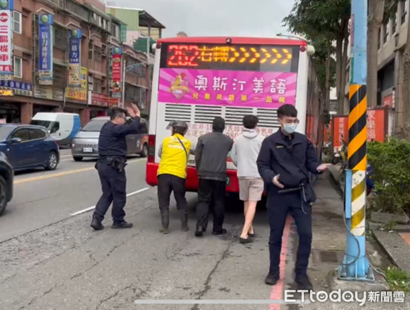 ▲附近民眾見狀也加入推車，並將公車推至路旁。（圖／龜山警分局提供）