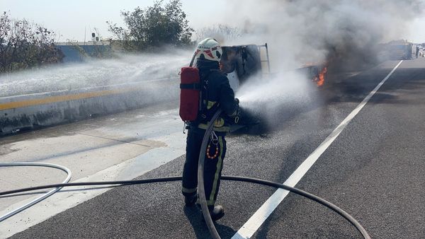 ▲國道1號北向彰化路段小貨車發生火燒車。（圖／記者唐詠絮翻攝）