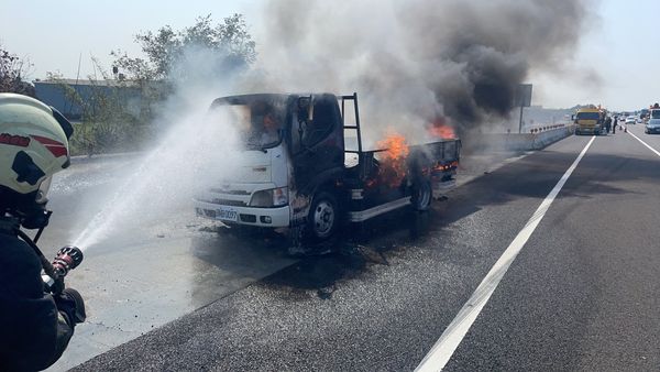 ▲國道1號北向彰化路段小貨車發生火燒車。（圖／記者唐詠絮翻攝）