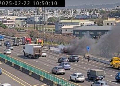 ▲國道1號北向彰化路段小貨車發生火燒車。（圖／記者唐詠絮翻攝）