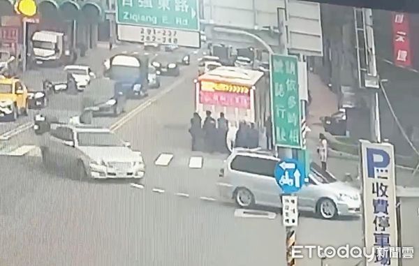 ▲桃園市一輛公車昨天下午龜山區萬壽路行駛途中突然熄火拋錨，龜山巡邏警員見狀下車幫忙推車，路人見狀也捲起袖仔幫忙。（圖／記者沈繼昌翻攝）