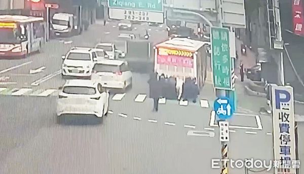 ▲桃園市一輛262公車昨天下午行經萬壽路二段突然拋錨，警民合作當忙推車。（圖／記者沈繼昌翻攝）