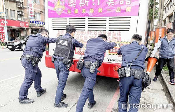 ▲桃園市一輛262公車昨天下午行經萬壽路二段突然拋錨，警民合作順利將公車推至路旁待援。（圖／記者沈繼昌翻攝）