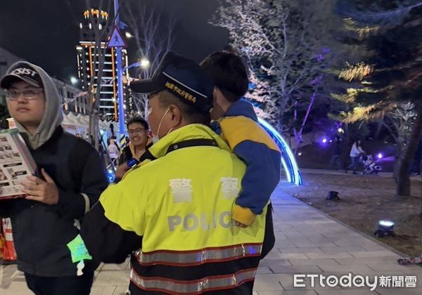 ▲警員抱著莊姓男童沿路叫喊，終於找到親人。（圖／桃園警分局提供）