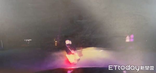 ▲▼       騎士拒檢蛇行  警網攔截圍捕      。（圖／記者楊永盛翻攝）