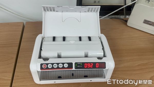 ▲▼警方於非法幣商在新城火車站面交款項時當場逮捕劉姓男子。（圖／新城警分局提供，下同）